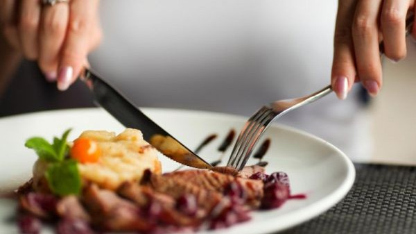 Bişirdiyi yeməyi yeyənlər öldü, özü isə sağ qaldı