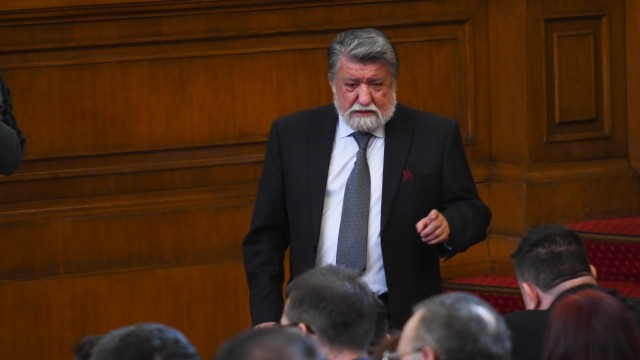 Mikrofonu açıq qalan deputat işlətdiyi ifadələrə görə istefa verdi