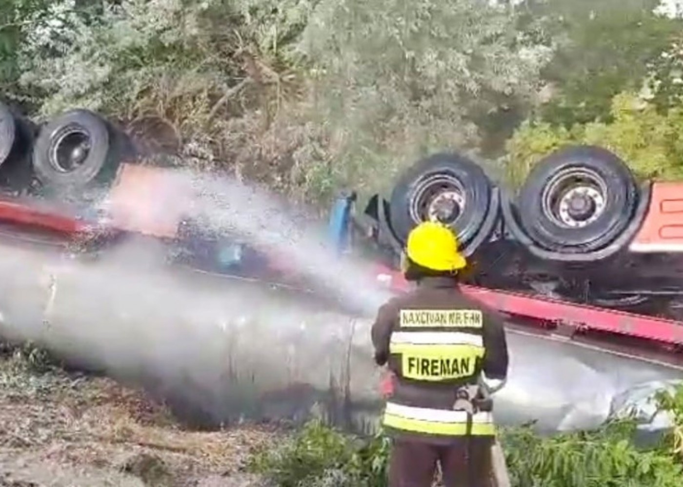 Naxçıvanda yol qəzası: Yük maşını aşdı