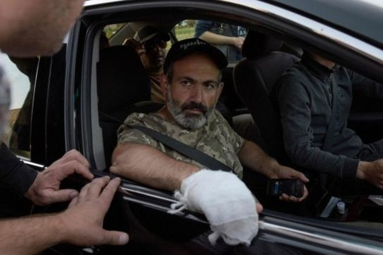 "Pis yol şəraitinə görə qəza keçirdim" - Paşinyan