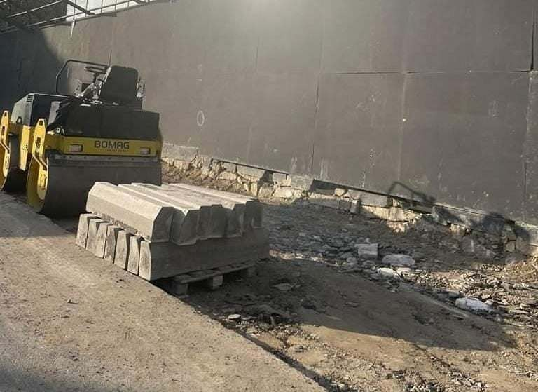 Xətai prospekti ilə Əhməd bəy Ağaoğlu küçəsinin kəsişməsində, yeni yaşayış binasının qarşısında səki parkinqə çevrilib