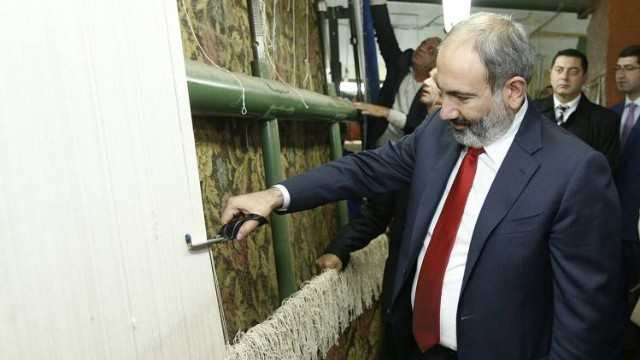 Paşinyan rejimi oğurlanmış Qarabağ xalçasını aldı
