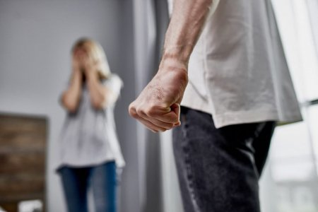 Nişanlısını evinə aparan gənc toz qaldırdı, qadının evinə basqın etdi – Şok olay