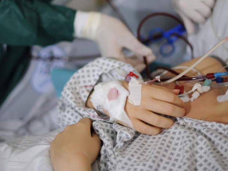 Tanınmış aparıcının keçmiş həyat yoldaşı və qızı zəhərləndi - FOTO