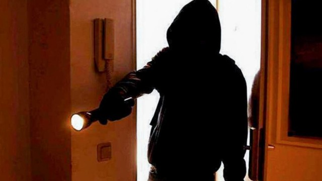 Ağdaşda yeniyetmələr telefon mağazasından oğurluq etdilər