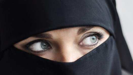 Bu ölkədə ictimai yerlərdə üzü gizlədən geyimlər qadağan edildi