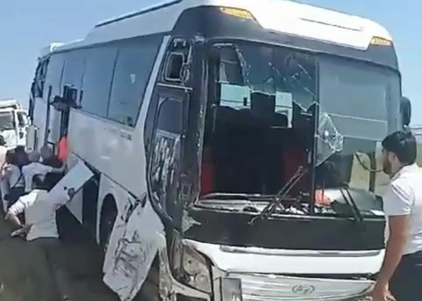 Bakı-Qazax yolunda sərnişin avtobusu qəzaya düşdü: Xəsarət alanlar var - VİDEO