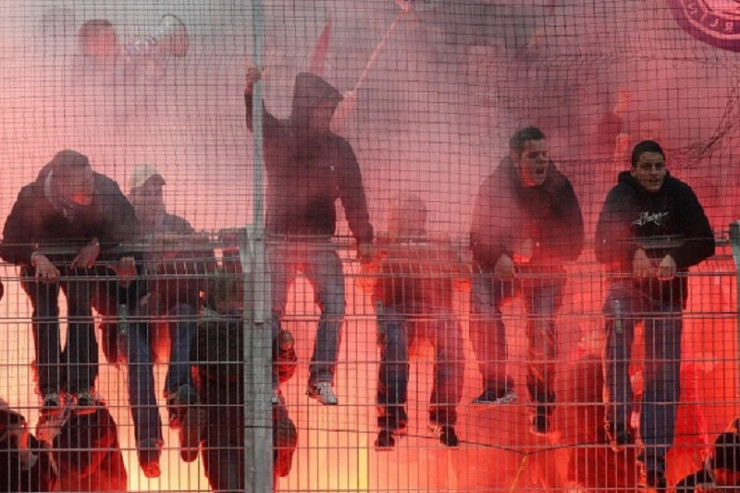 İtaliyada azarkeşlər məğlubiyyətdən sonra rəqibin stadionunu yandırdılar - VİDEO