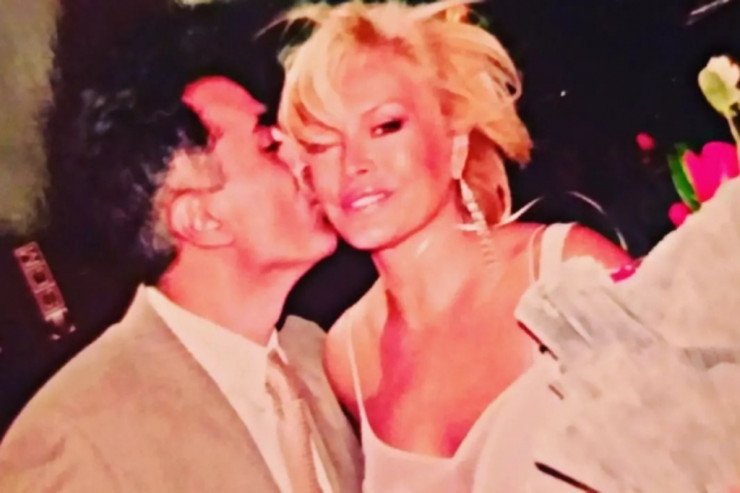 Azərbaycanlı Əməkdar artist Ajda Pekkanla öpüşməyindən DANIŞDI
