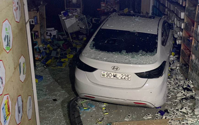 Bakıda kişi keçmiş arvadının maşınını qaçırarkən mağazaya çırpdı - Video