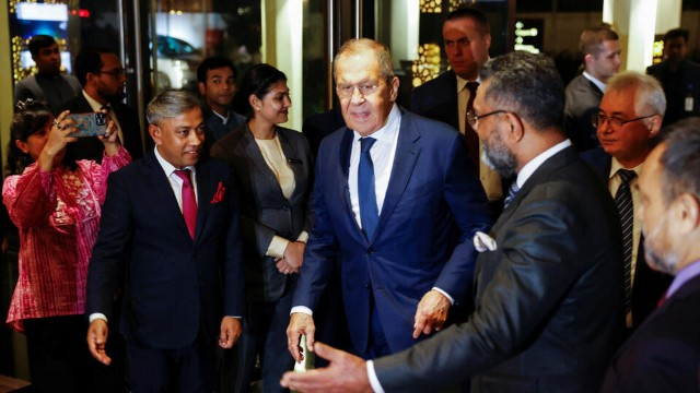 Lavrov ilk dəfə Banqladeşə səfər edib