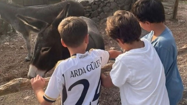 Əfsanəvi məşqçinin nəvəsi Arda Gülərin forması ilə görüntüləndi