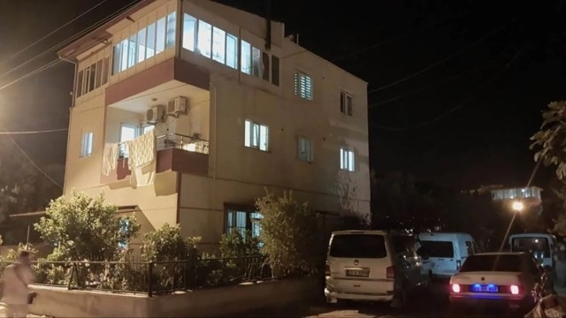 Qonaq getdiyi evdə 7 yaşlı oğlunun boğazını kəsdi