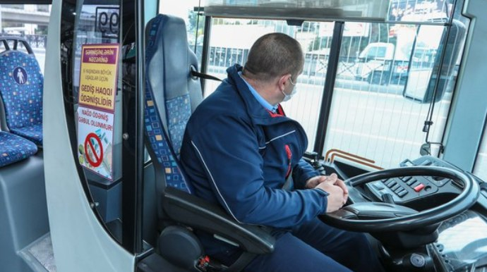 Bakıda sürücü avtobusu yarı yolda SAXLADI – “Tıxac var, getməyəcəyik”