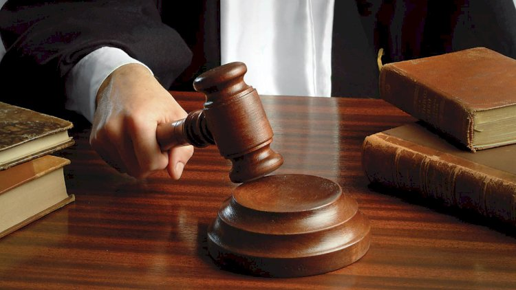 Oğlunu öldürən atanın məhkəməsi başladı Oğlunu öldürən atanın məhkəməsi başladı