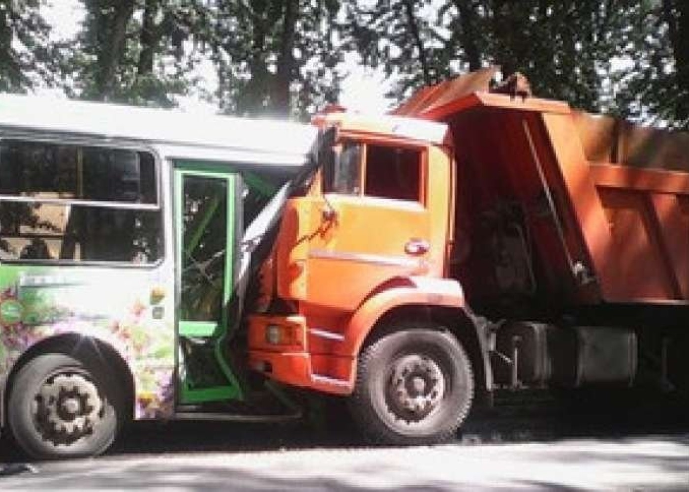 Bakıda avtobusla “KamAZ” toqquşdu - ÖLƏN VAR