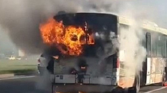 Binəqədidə avtobus yanıb Binəqədidə avtobus yanıb