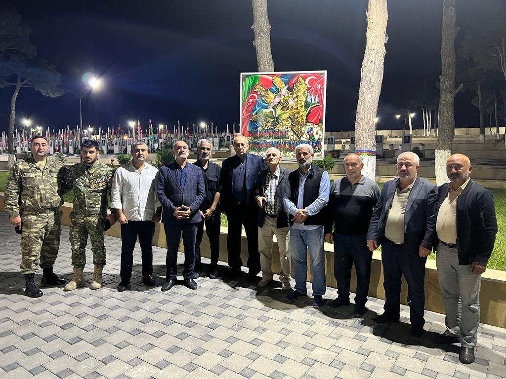 Xalq artisti Rasim Balayev gecə saatlarında II Fəxri Xiyabanı ziyarət etdi