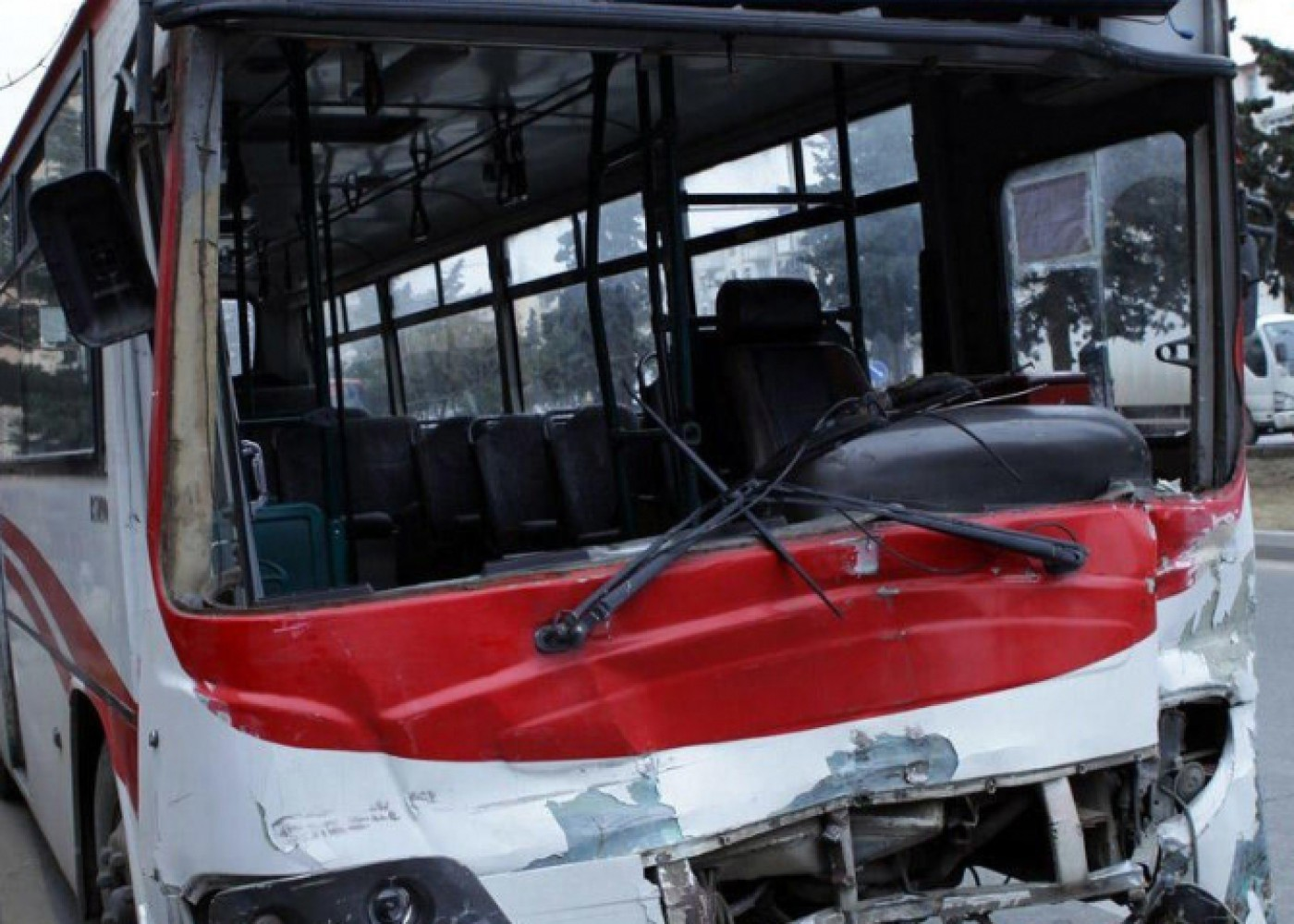 Bakıda avtobusla minik avtomobili toqquşdu - Ölənlər var