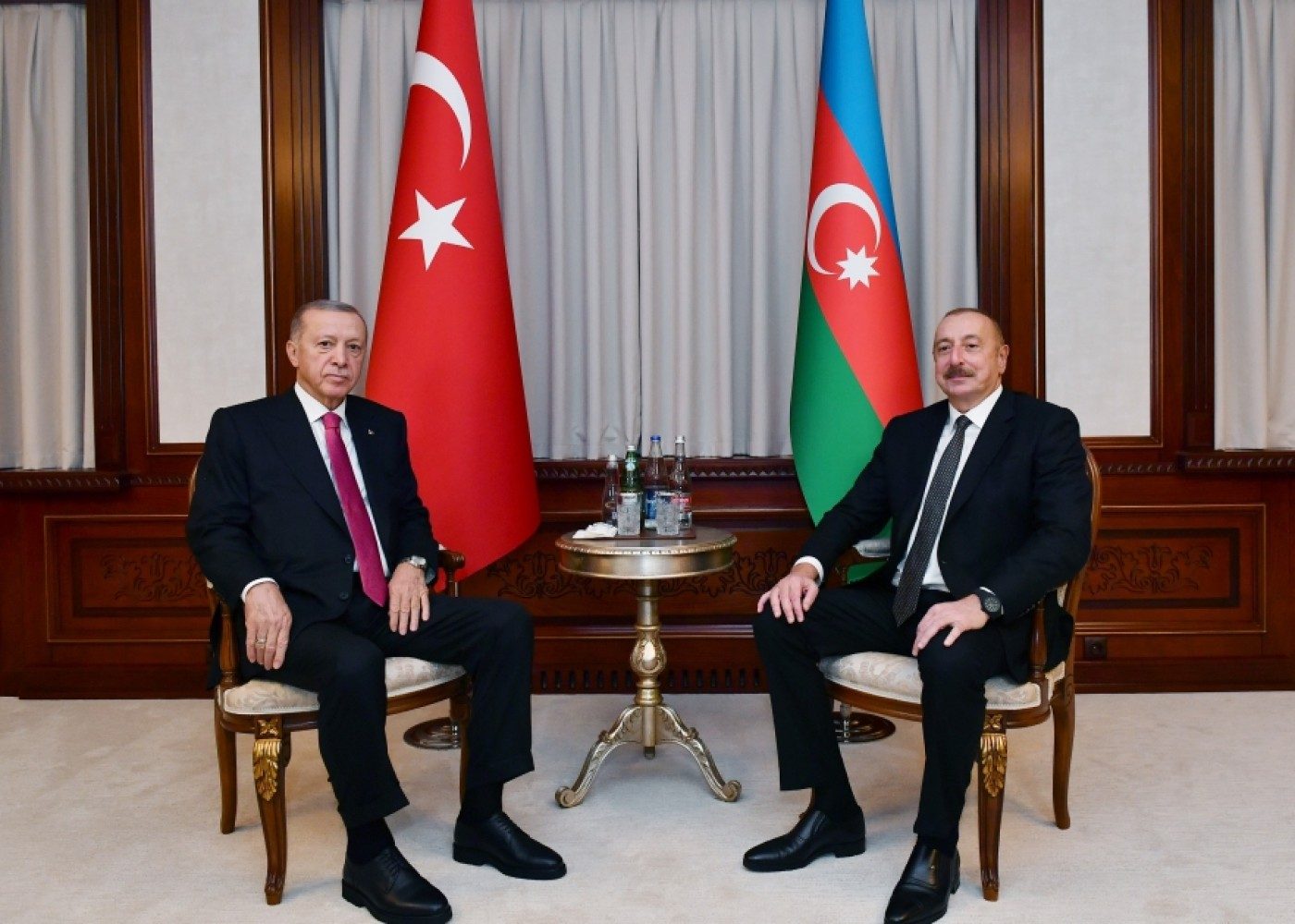 İlham Əliyev və Ərdoğanın təkbətək görüşü olub - YENİLƏNİB İlham Əliyev və Ərdoğanın təkbətək görüşü olub - YENİLƏNİB