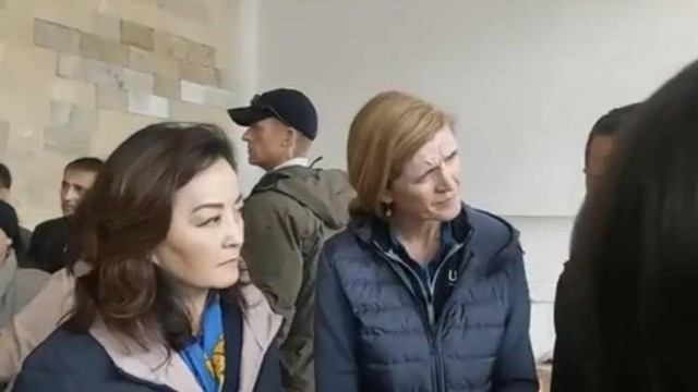 Yuri Kim və Samanta Pauer Gorusda Yuri Kim və Samanta Pauer Gorusda