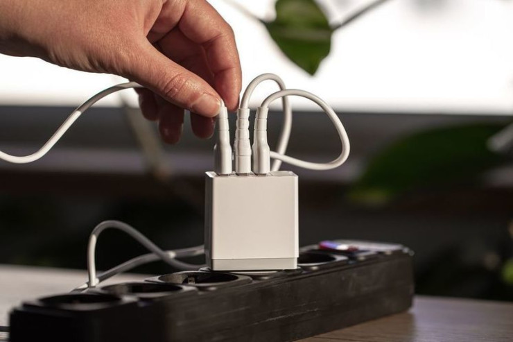 Çin istehsalı olan adapter yandı, ata və qızı öldü