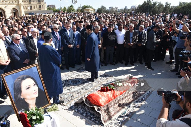 Qənirə Paşayeva dəfn edilir - VİDEO + FOTO