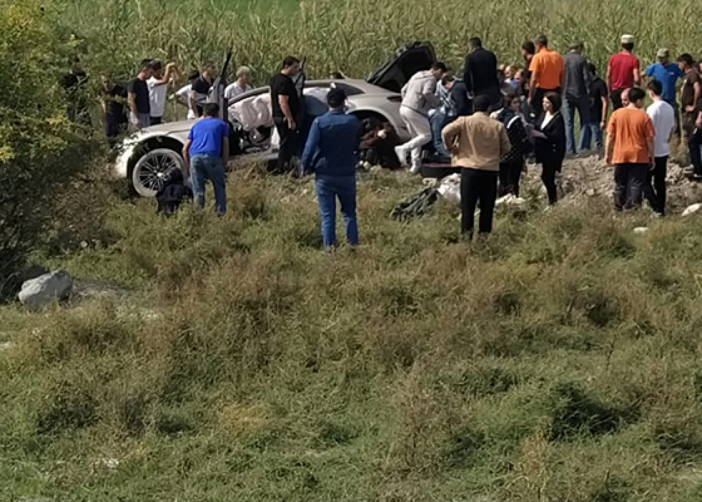 İçərisində 5 qadının olduğu “Porsche” aşdı