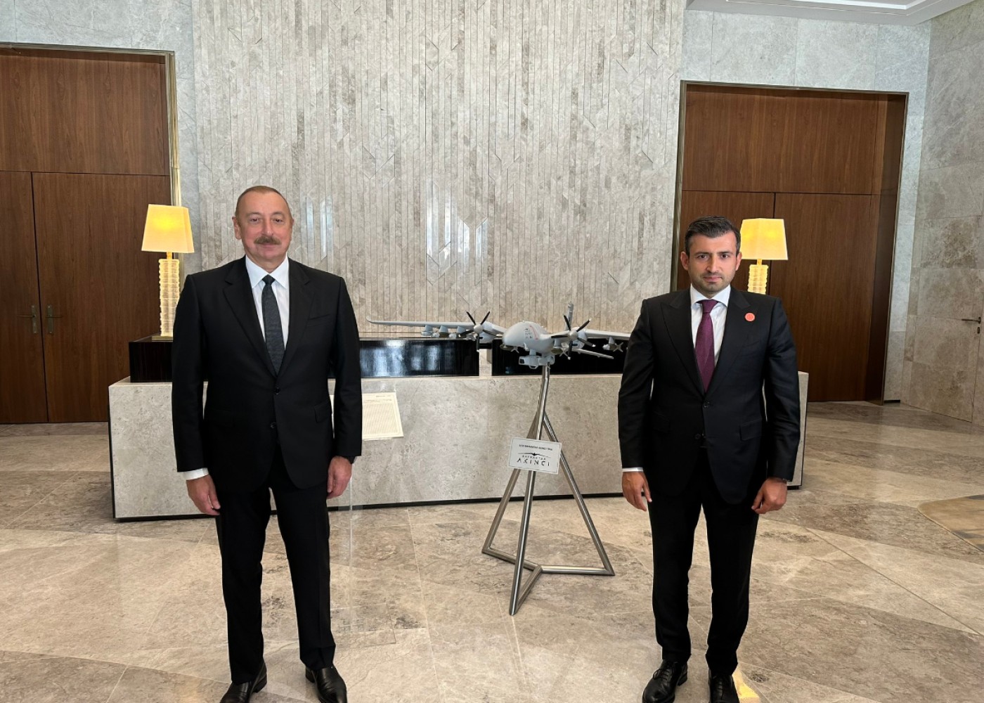 İlham Əliyev və Səlcuq Bayraqdar "Akıncı"nın önündə