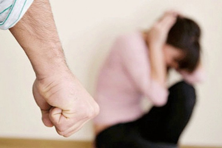 Azərbaycanda DƏHŞƏT: ərindən işgəncə görən qadın uşaqları ilə evdən qaçdı