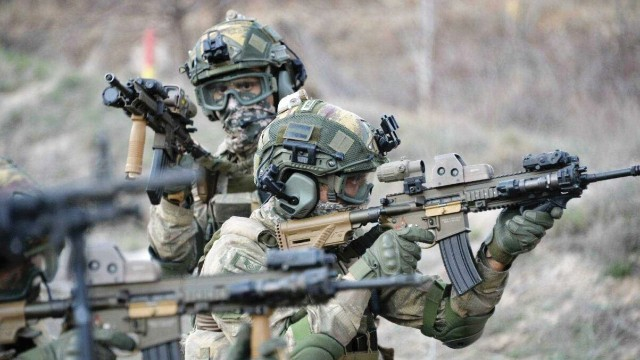 Türkiyə bazaya edilən hücumun qisasını aldı - 26 ÖLÜ