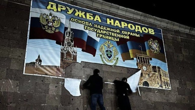 Ermənistanda erməni-rus dostluğu plakatları SÖKÜLDÜ
