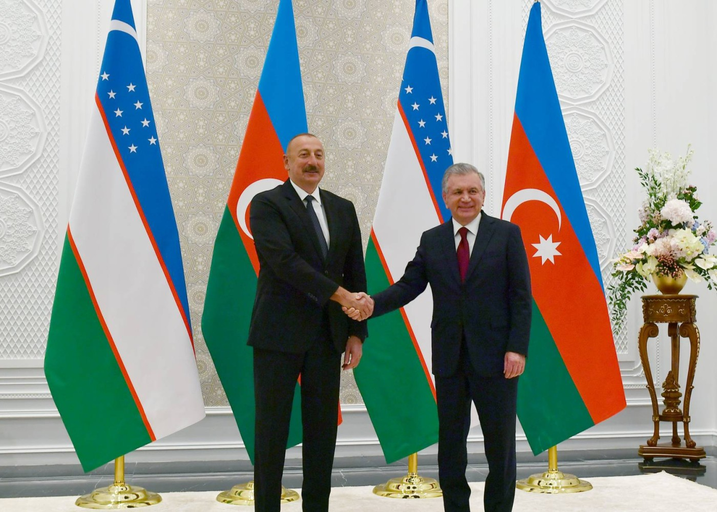 İlham Əliyev Şavkat Mirziyoyevin təltifolunma mərasimində