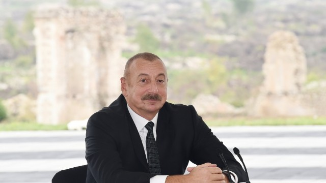 İlham Əliyev Füzulidə idman kompleksinin təməlini qoydu
