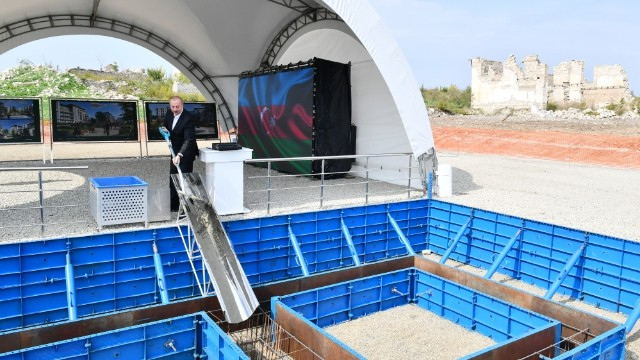 İlham Əliyev Füzulidə üçüncü yaşayış kompleksinin təməlini qoyub - FOTO