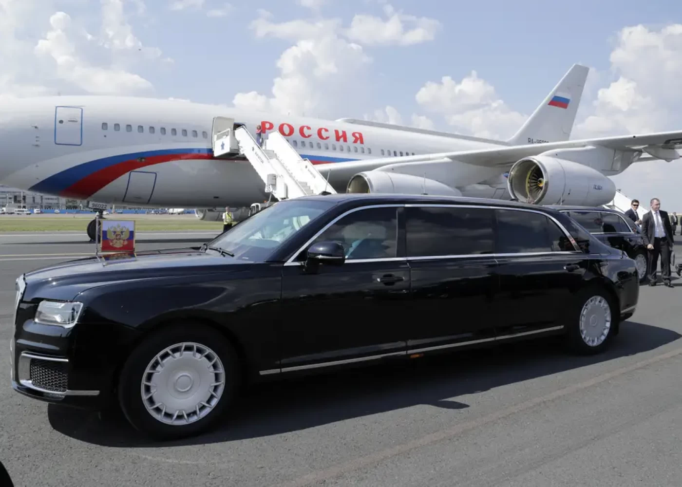 Putin Çinə zirehli avtomobilini də aparıb - FOTO