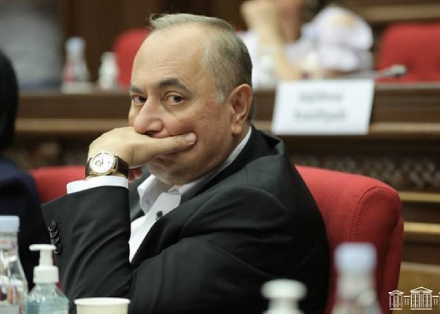 Erməni deputat istefa verdi