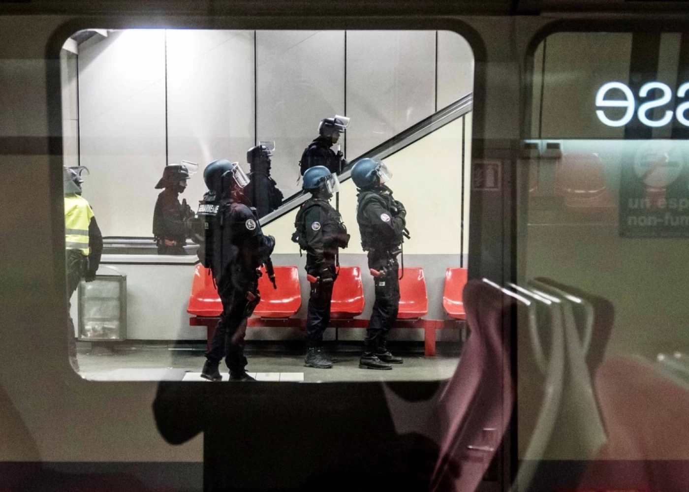 Paris polisi metroda müsəlman qadını güllələdi