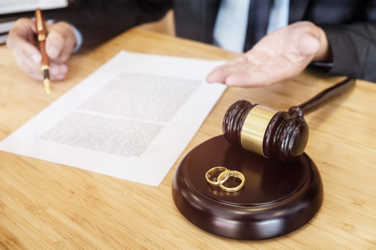 Boşanan arvadını məhkəmə binasında öldürdü
