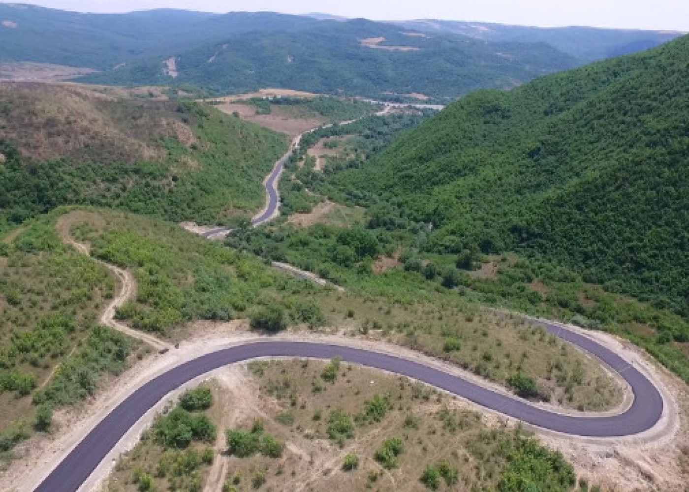 Ağsu aşırımında "Mercedes" dərəyə aşdı - Ölənlər var
