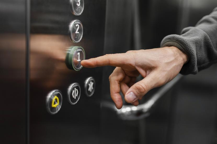 Bakıda 2 nəfər liftdə qaldı