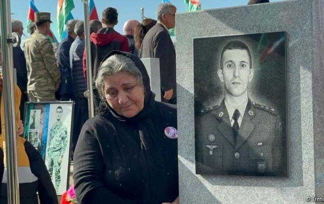 Xalq şəhidlərini ziyarət edir - Fotolar
