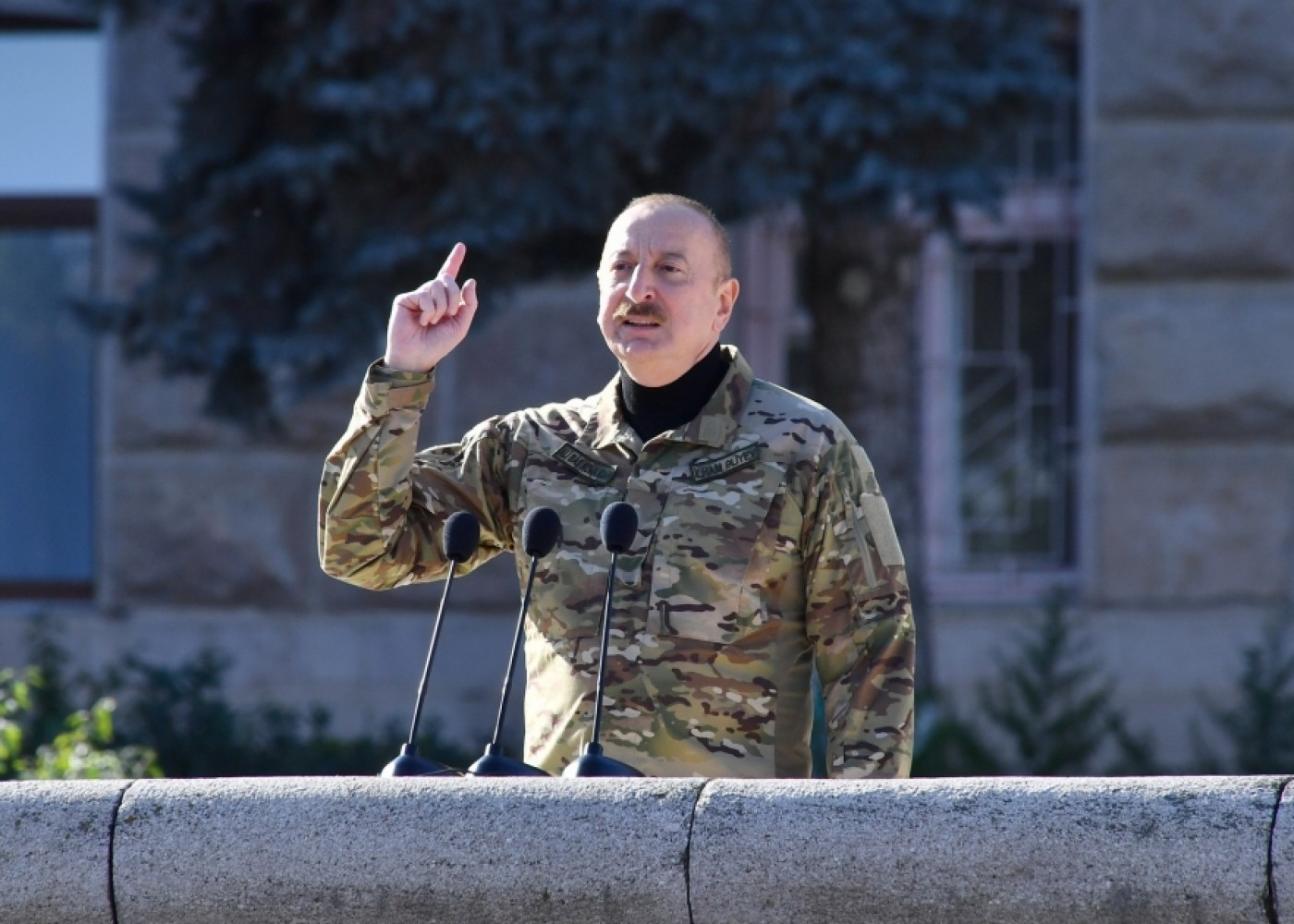 "Sizin arxanızda kim istəyirsə dursun, bu, bizi haqq yolumuzdan döndərə bilməz" - İlham Əliyev