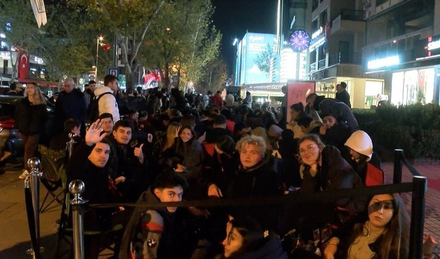 Yüzlərlə adam yeni açılacaq mağazanın önündə gecədən növbəyə düzüldü - FOTO