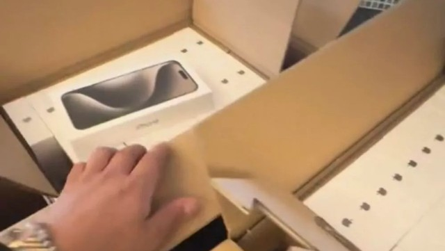 "Apple" səhvən alıcıya 60 qutu iPhone 15 Pro Max göndərdi