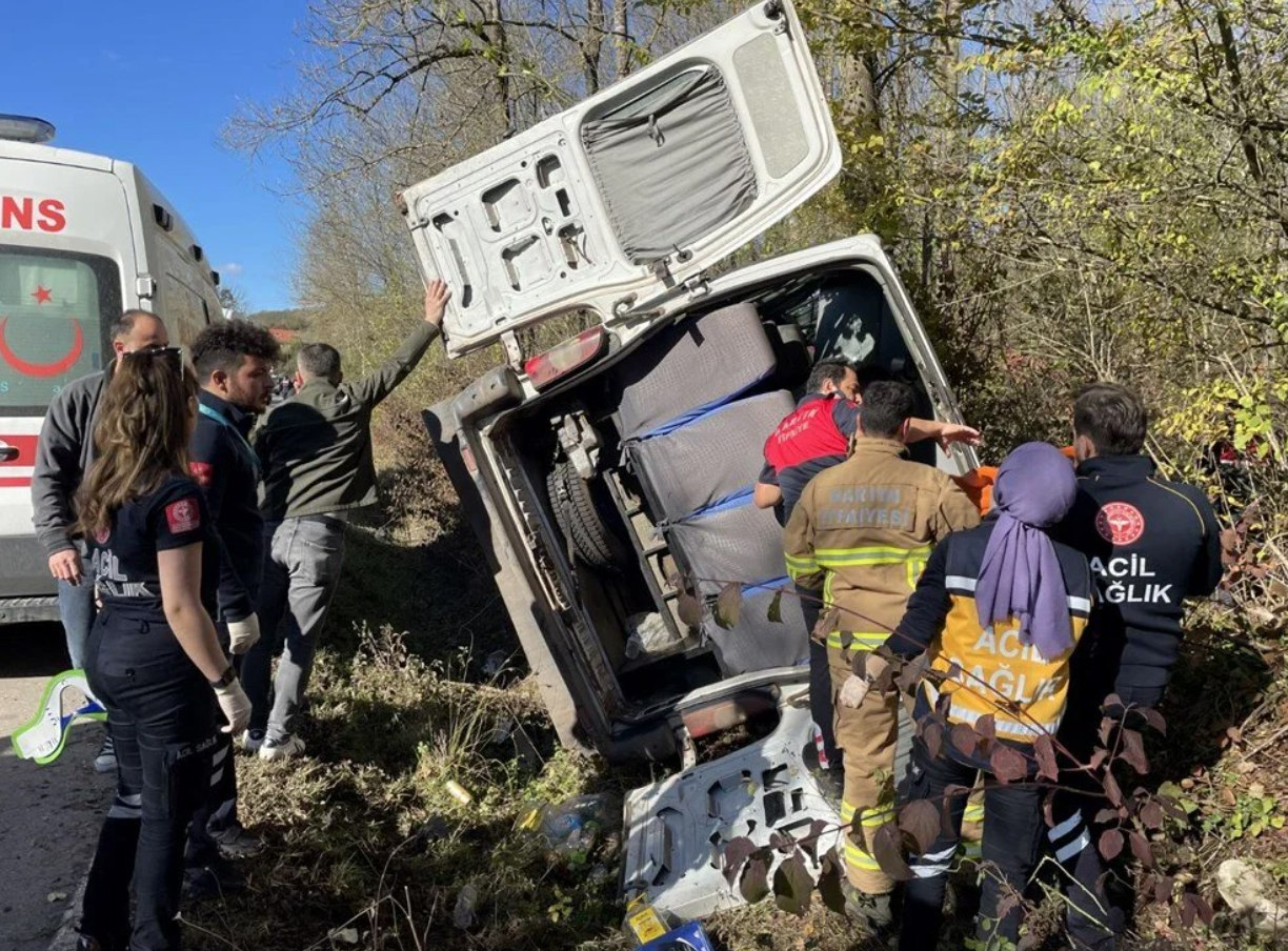 Türkiyədə avtobus aşdı - 11 YARALI VAR - FOTO