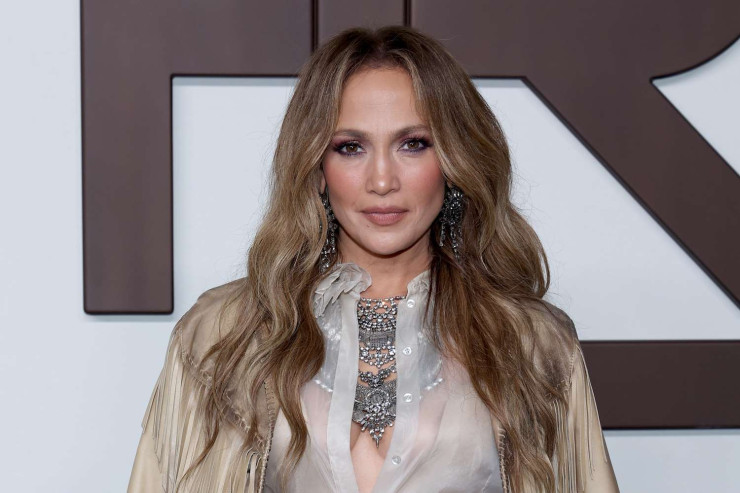 Jennifer Lopez xaç taxdığı üçün tənqid edildi