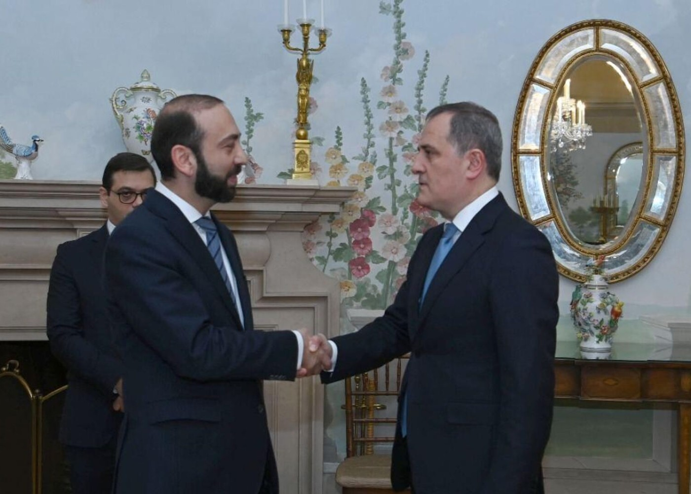İrəvan Ceyhun Bayramovla Mirzoyan görüşünü müzakirə edir