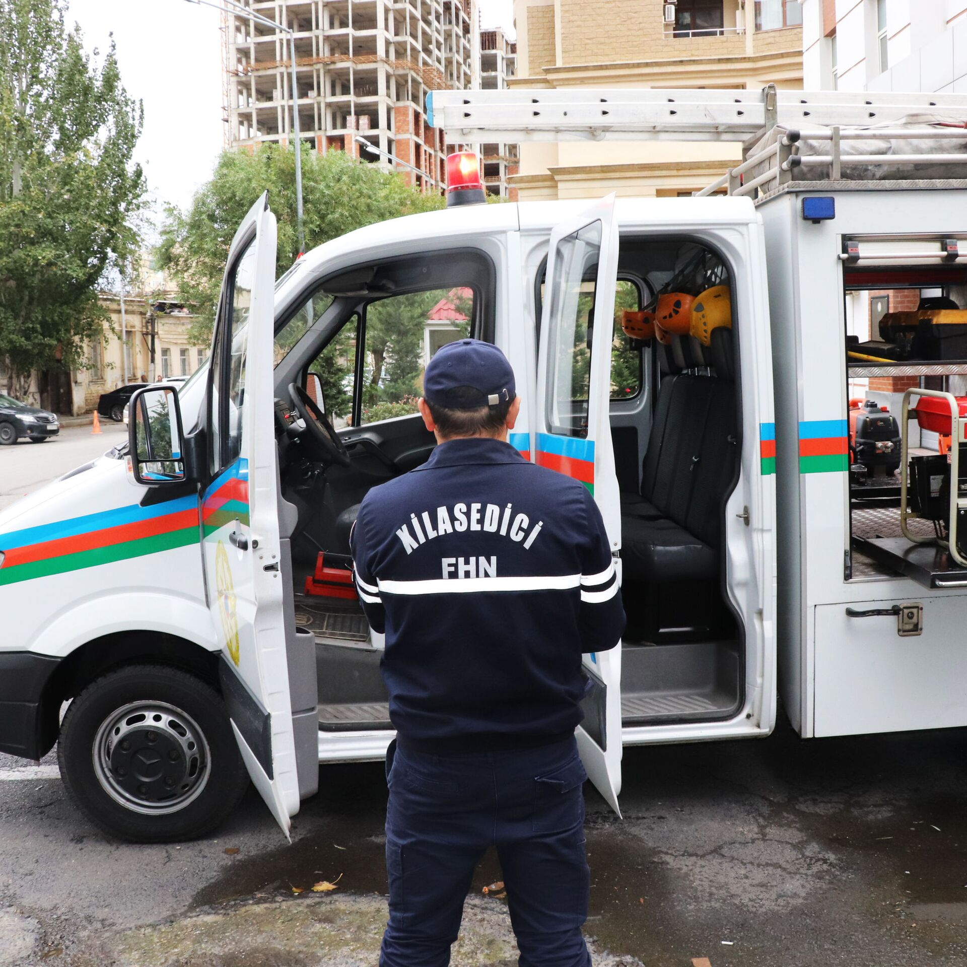 Bakıda avtomobildə qalan azyaşlı xilas olunub
