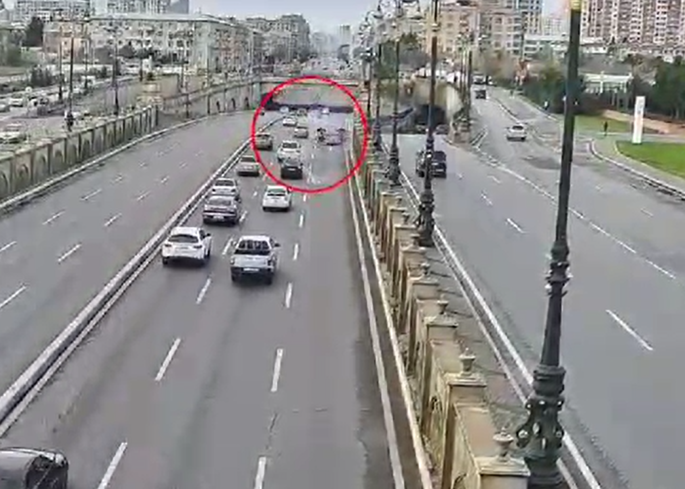 Bakıda "VAZ-2107"nin aşdığı qəzanın VİDEOSU